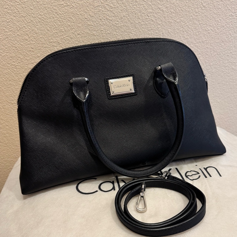 Calvin Klein vintage woman’s satchel in black.
